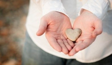 heart_shaped_rock_in_man__6772