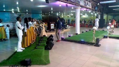 Moment d’adoration avec le Min ROSNY HROLFF / Worship session